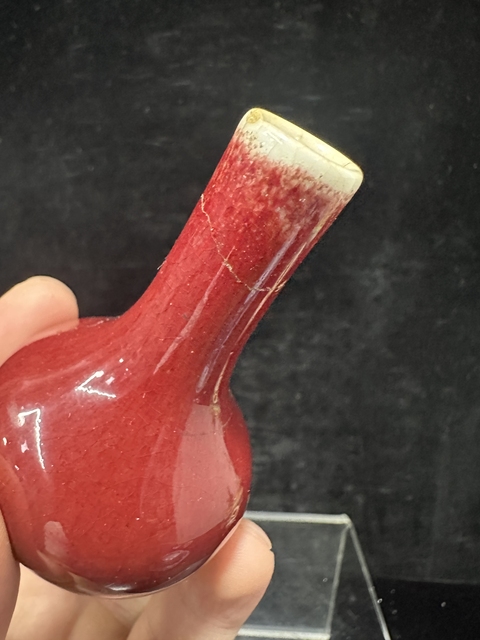 古玩陶瓷紅釉瓶真品鑒賞圖