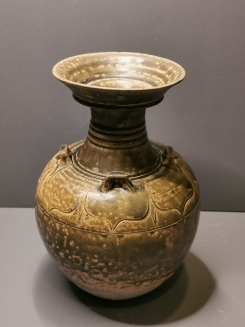 古玩陶瓷南朝越窯系青釉盤口瓶拍賣，當(dāng)前價(jià)格80000元
