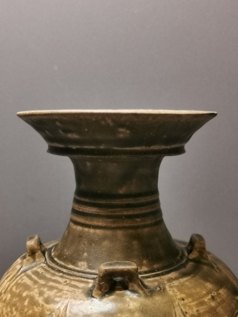 古玩陶瓷南朝越窯系青釉盤口瓶拍賣，當(dāng)前價(jià)格80000元