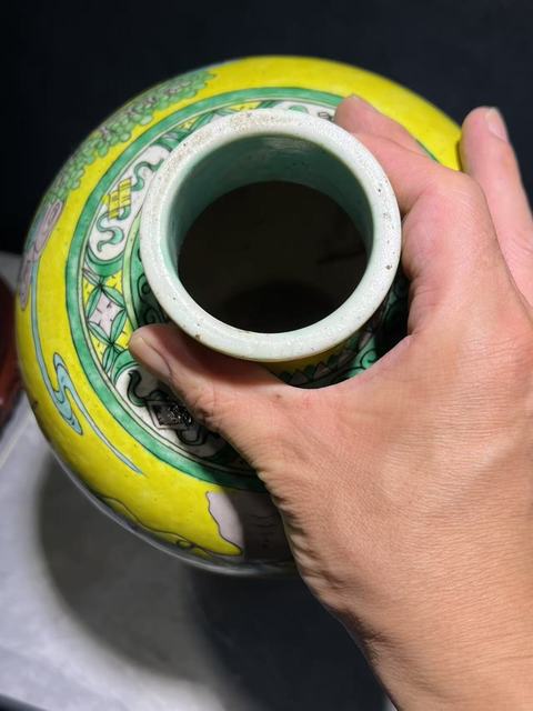 古玩陶瓷黃地素三彩刀馬人物梅瓶真品鑒賞圖
