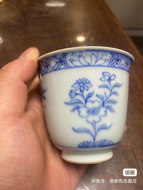 古玩陶瓷花卉紋青花杯真品鑒賞圖
