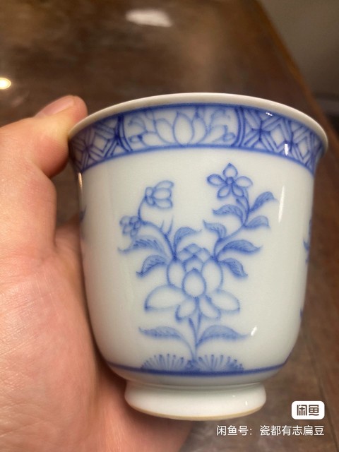 古玩陶瓷花卉紋青花杯真品鑒賞圖