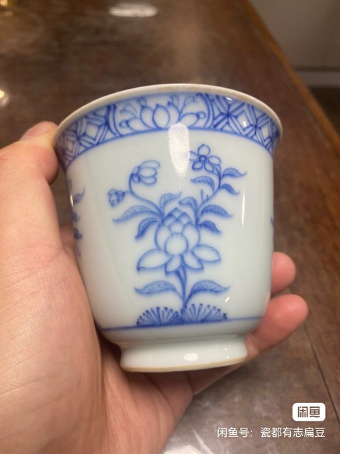 古玩陶瓷花卉紋青花杯真品鑒賞圖