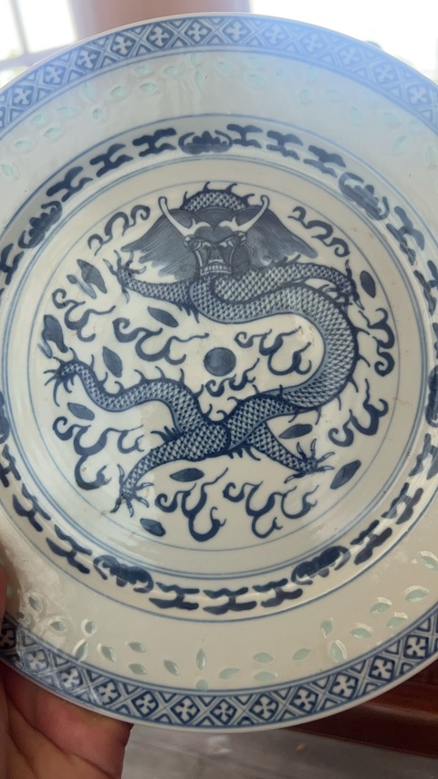 古玩陶瓷青花云龍紋折沿盤真品鑒賞圖