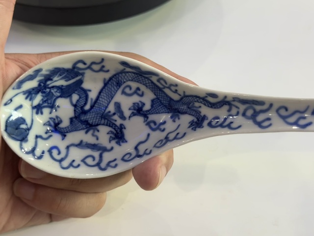 古玩陶瓷青花趕珠龍紋調羹拍賣,當前價格1366元