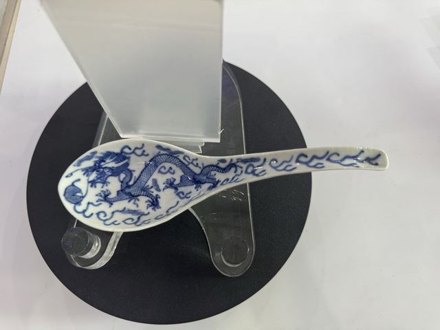 古玩陶瓷青花趕珠龍紋調羹拍賣,當前價格1366元