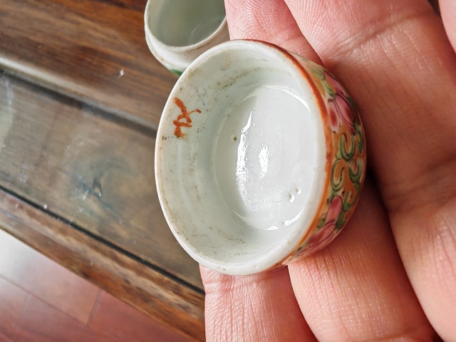 古玩陶瓷廣彩開窗人物蓋盒真品鑒賞圖