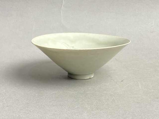古玩陶瓷湖田窯刻花紋斗笠盞真品鑒賞圖