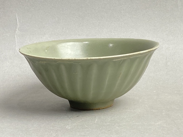 古玩陶瓷龍泉窯梅子青釉刻蓮瓣紋碗真品鑒賞圖
