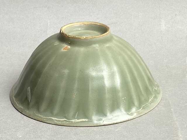古玩陶瓷龍泉窯梅子青釉刻蓮瓣紋碗真品鑒賞圖