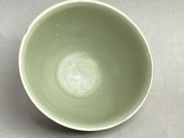古玩陶瓷龍泉窯梅子青釉刻蓮瓣紋碗真品鑒賞圖