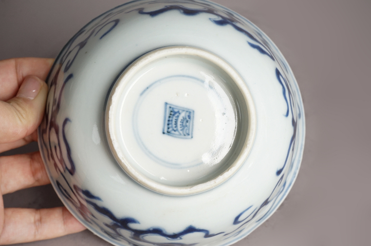 古玩陶瓷清雍正·青花夔龍紋碗真品鑒賞圖