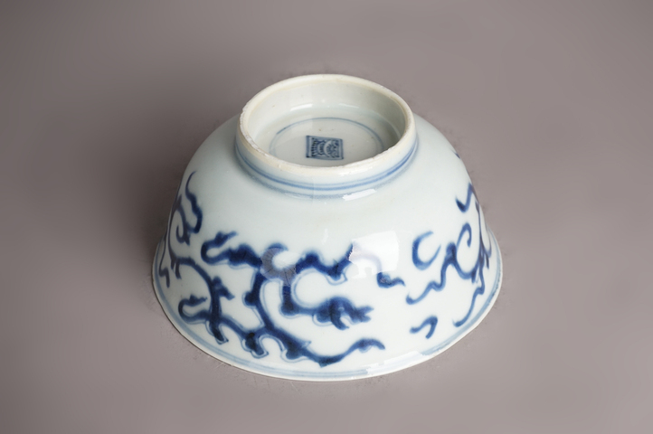 古玩陶瓷清雍正·青花夔龍紋碗真品鑒賞圖