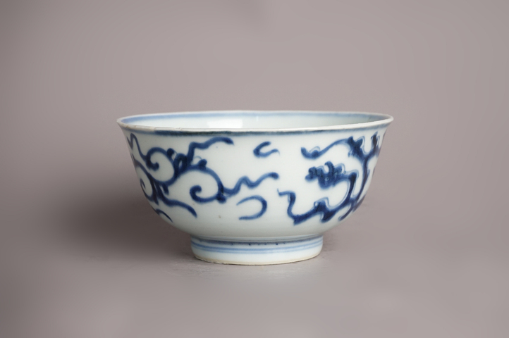 古玩陶瓷清雍正·青花夔龍紋碗真品鑒賞圖