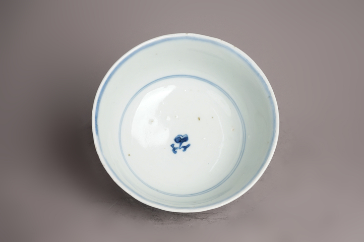 古玩陶瓷清雍正·青花夔龍紋碗真品鑒賞圖