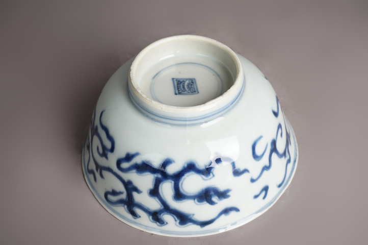 古玩陶瓷清雍正·青花夔龍紋碗真品鑒賞圖