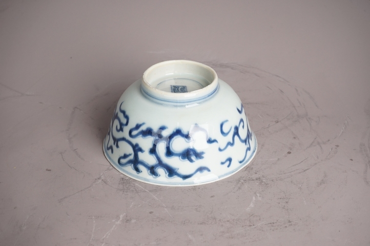 古玩陶瓷清雍正·青花夔龍紋碗真品鑒賞圖