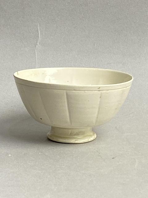 古玩陶瓷定窯白釉瓜棱型高足碗真品鑒賞圖
