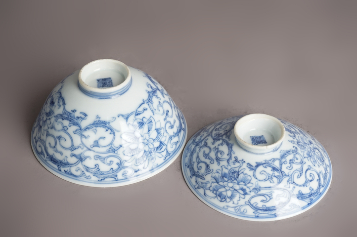 古玩陶瓷清嘉慶·青花線描纏枝花卉紋蓋碗真品鑒賞圖