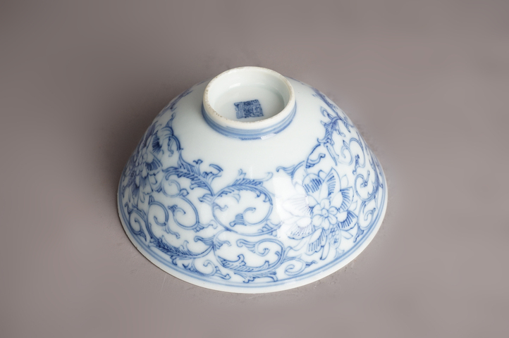 古玩陶瓷清嘉慶·青花線描纏枝花卉紋蓋碗真品鑒賞圖