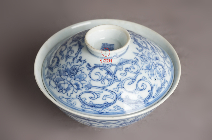 古玩陶瓷清嘉慶·青花線描纏枝花卉紋蓋碗真品鑒賞圖