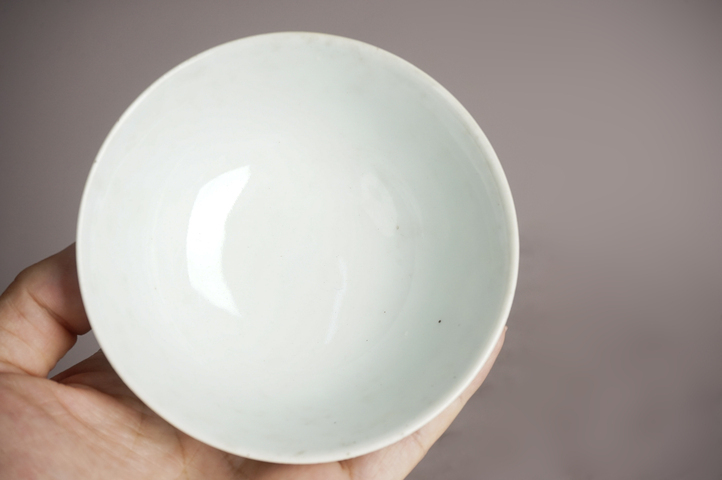 古玩陶瓷清嘉慶·青花線描纏枝花卉紋蓋碗真品鑒賞圖