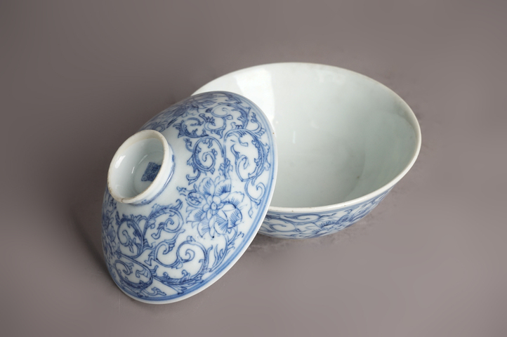 古玩陶瓷清嘉慶·青花線描纏枝花卉紋蓋碗真品鑒賞圖