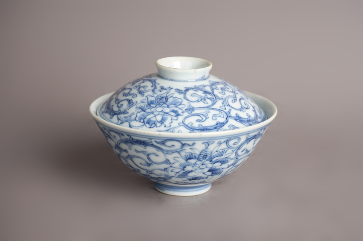 古玩陶瓷清嘉慶·青花線描纏枝花卉紋蓋碗真品鑒賞圖