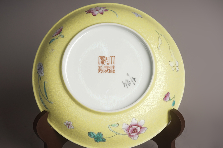 古玩陶瓷黃地軋道粉彩花卉紋盤拍賣,當前價格5000元