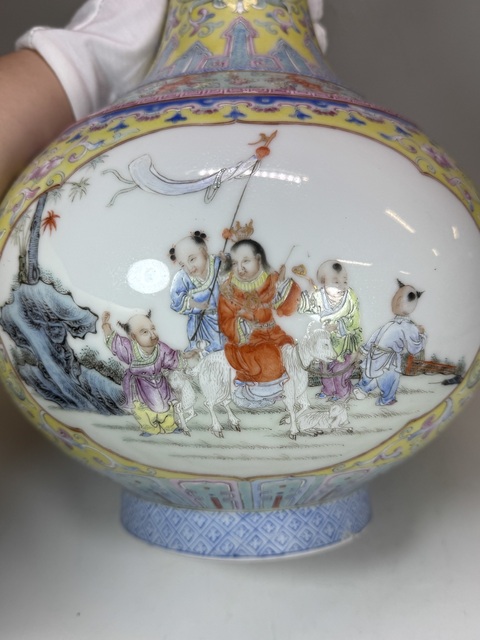 古玩陶瓷民國 黃地粉彩瓶真品鑒賞圖