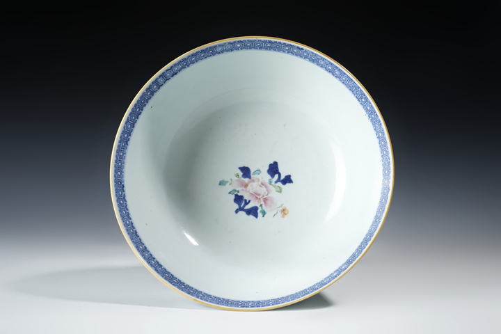 古玩陶瓷清乾隆·青花廣彩滿(mǎn)大人人物紋大碗真品鑒賞圖
