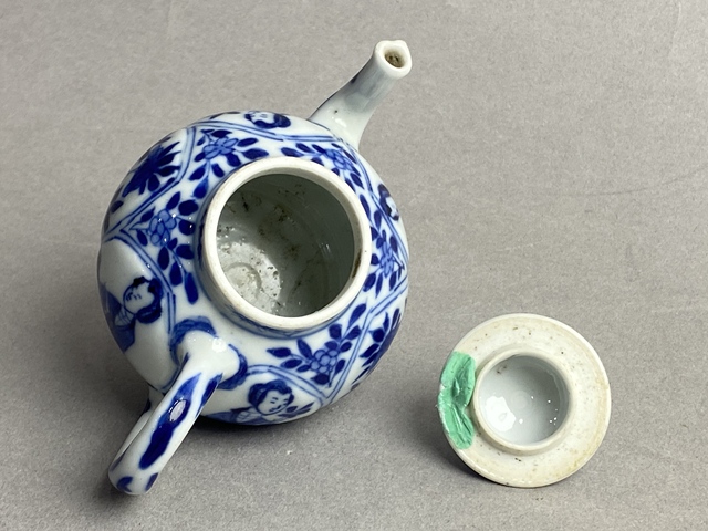 古玩陶瓷康熙青花花卉仕女紋小茶壺真品鑒賞圖
