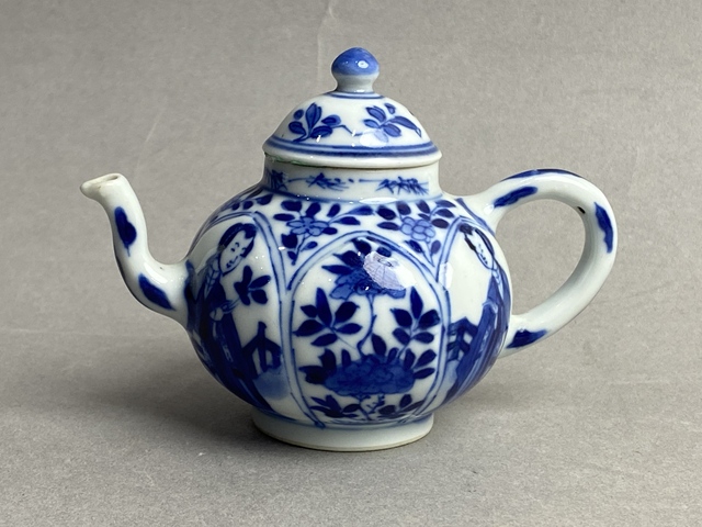 古玩陶瓷康熙青花花卉仕女紋小茶壺真品鑒賞圖