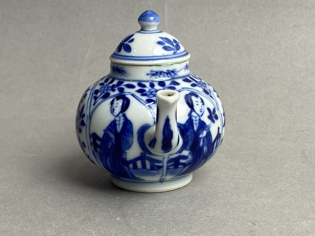 古玩陶瓷康熙青花花卉仕女紋小茶壺真品鑒賞圖