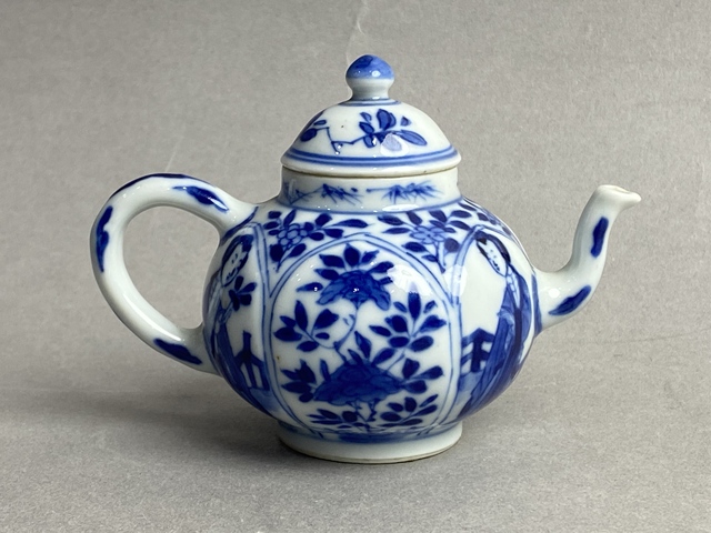 古玩陶瓷康熙青花花卉仕女紋小茶壺真品鑒賞圖