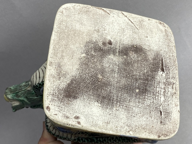 古玩陶瓷民國素三彩堆塑龍型方壺真品鑒賞圖