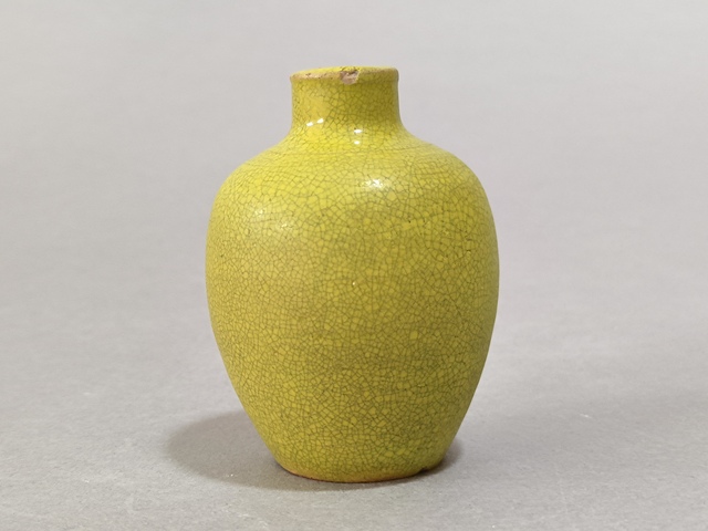 古玩陶瓷清中晚黃哥釉鼻煙壺真品鑒賞圖