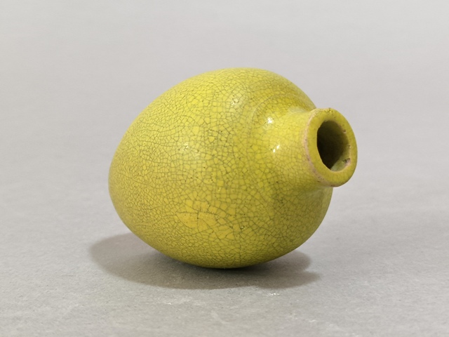 古玩陶瓷清中晚黃哥釉鼻煙壺真品鑒賞圖