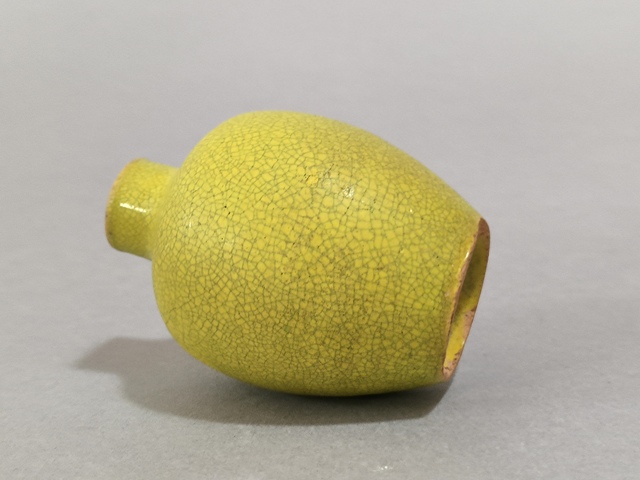 古玩陶瓷清中晚黃哥釉鼻煙壺真品鑒賞圖