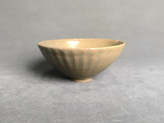古玩陶瓷龍泉窯刻蓮瓣紋碗真品鑒賞圖
