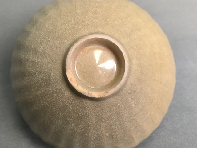 古玩陶瓷龍泉窯刻蓮瓣紋碗真品鑒賞圖
