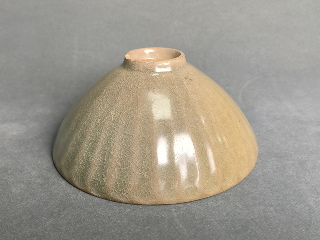 古玩陶瓷龍泉窯刻蓮瓣紋碗真品鑒賞圖