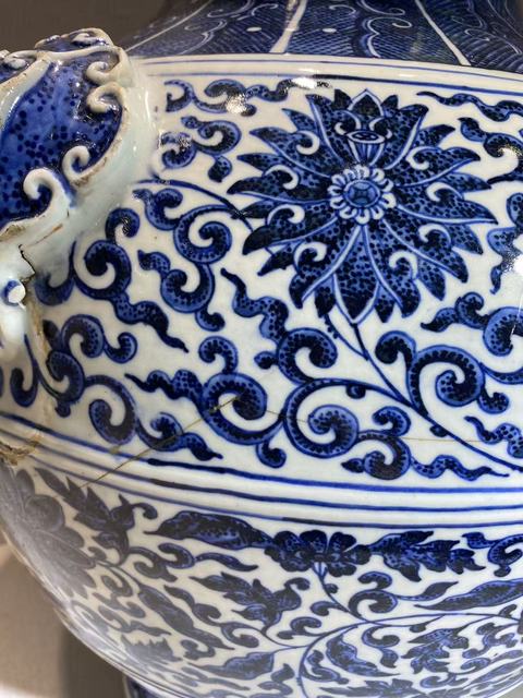 古玩陶瓷青花纏枝花卉紋鋪首尊真品鑒賞圖