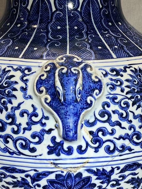 古玩陶瓷青花纏枝花卉紋鋪首尊真品鑒賞圖
