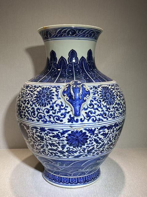 古玩陶瓷青花纏枝花卉紋鋪首尊真品鑒賞圖