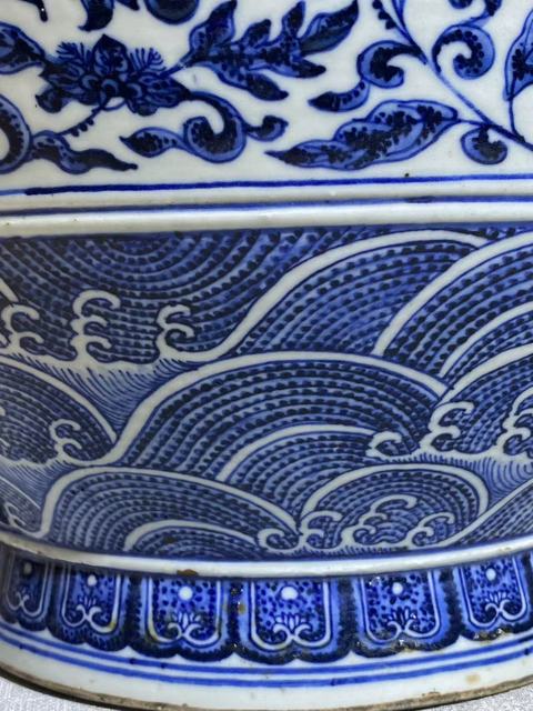 古玩陶瓷青花纏枝花卉紋鋪首尊真品鑒賞圖