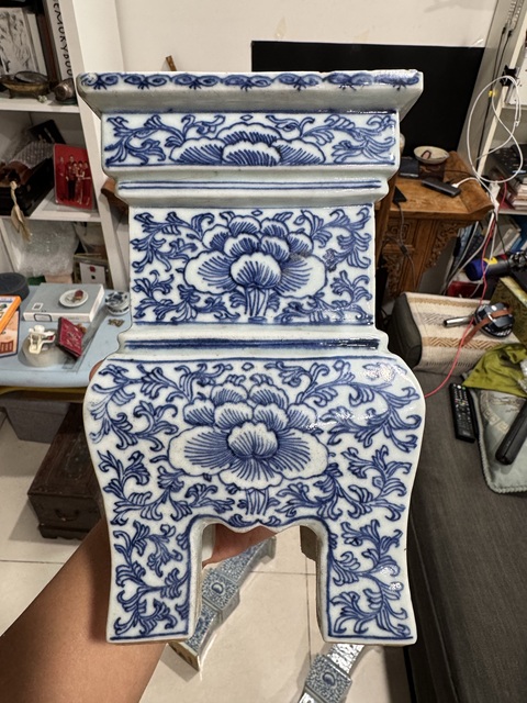古玩陶瓷青花淡描花卉紋鼎式爐真品鑒賞圖