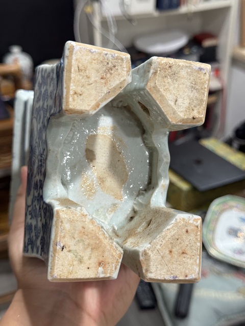 古玩陶瓷青花淡描花卉紋鼎式爐真品鑒賞圖