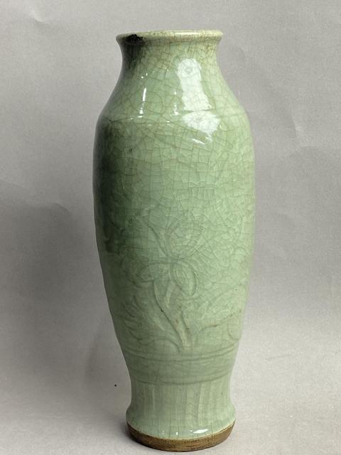 古玩陶瓷龍泉窯刻牡丹花紋梅瓶真品鑒賞圖