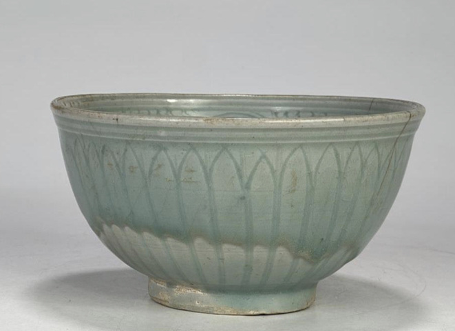 古玩陶瓷龍泉青瓷刻花碗真品鑒賞圖